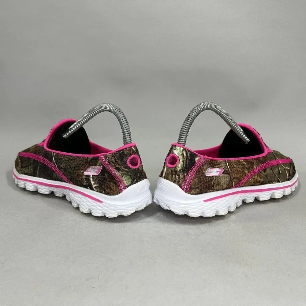 Skechers Girl's Size 5 Go Walk 2 - The Real‎ Deal Slip On Camouflage Sheos
